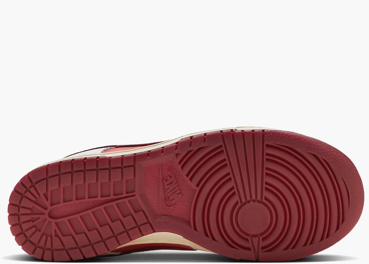 Nike Dunk Low
Valentine's Day 2024 Alternate (W) Hype Clothinga limited edition